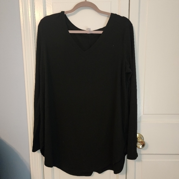 Simple Black Long Sleeve Tee. Vneck. Versatile. 1x . Closet staple. - Picture 3 of 7